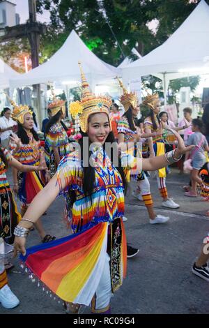 La parata di Tailandese classica tune Monohra è un tipo di dance drama originari della Thailandia meridionale sulla strada di Loykratong Festival. Foto Stock