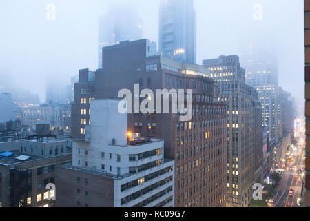 Banchi di nebbia sindone Midtown Manhattan, New York, Stati Uniti d'America Foto Stock