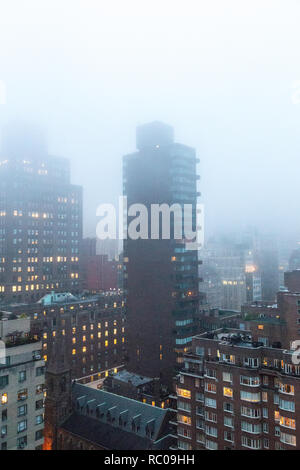 Banchi di nebbia sindone Midtown Manhattan, New York, Stati Uniti d'America Foto Stock