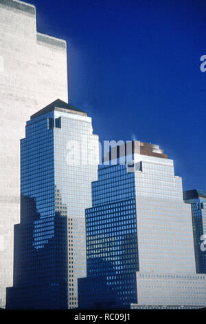 1989 Foto Vintage di Torri Gemelle dietro il World Financial Center di New York, Stati Uniti d'America Foto Stock