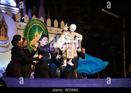 La tradizionale di Marionette Thai Joelouis ( ) visualizza sulla piattaforma in Loykratong festival. Foto Stock