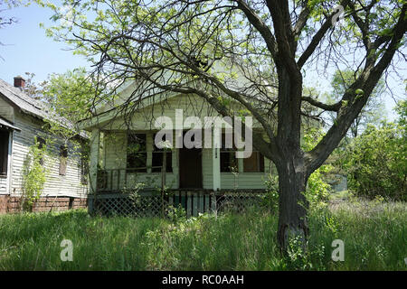Detroit, Michigan, Maggio, 2018: abbandonati e danneggiato la singola famiglia home vicino al centro cittadino di Detroit. Foto scattata negli Stati Uniti. Foto Stock