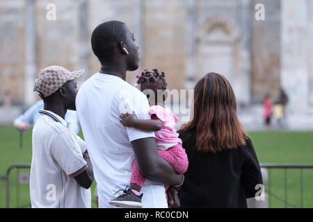 Ai turisti di ammirare la torre pendente di Pisa, Toscana, Italia, Europa Foto Stock