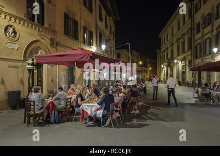 Turisti che si godono un pasto serale e bevande nel centro storico della città di Pisa, Toscana, Italia, Europa Foto Stock