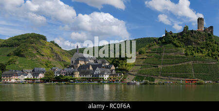 Beilstein an der Mosel mit Burg Metternich Foto Stock