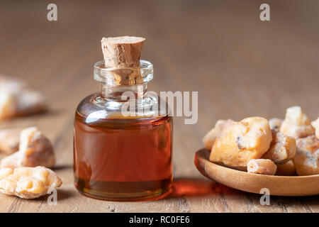 Una bottiglia di styrax benzoino olio essenziale e resina Foto Stock