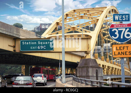 Il traffico sulla Fort Pitt ponte in Pittsburgh Foto Stock