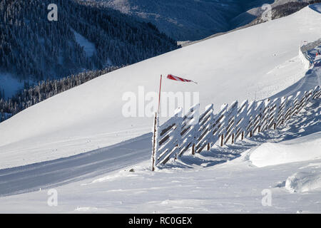 Il bianco della neve e un calzino meteo indicando il vento forte Foto Stock