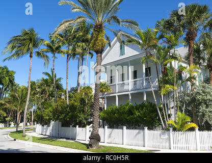 24 Dicembre 2019 - Key West, Florida, Stati Uniti d'America. Grande e bella antica residenza signorile vittoriana circondata da palme in Florida del Sud. Foto Stock