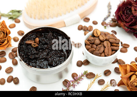 Botanico aromatico cosmetici. Le erbe aromatiche essiccate miscela fiori aromatici, scrub casalingo pasta costituita da caffè macinato e oli. Approccio olistico alle erbe skinca DIY Foto Stock