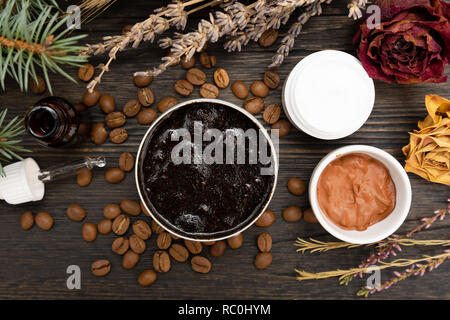 Botanico aromatico cosmetici. Le erbe aromatiche essiccate miscela fiori aromatici, scrub casalingo pasta costituita da caffè macinato e oli. Approccio olistico alle erbe skinca DIY Foto Stock