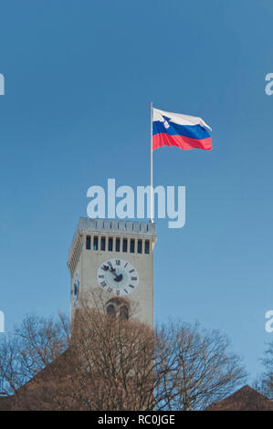 Torre del castello di Ljubljana con bandiera slovena che volano sopra la torre Foto Stock