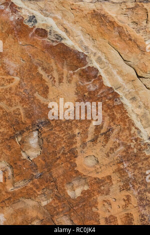Incisioni rupestri di mani e altri simboli scolpiti nella roccia di iscrizione da Puebloans ancestrale, visto lungo la scritta Rock Trail, El Morro National Foto Stock