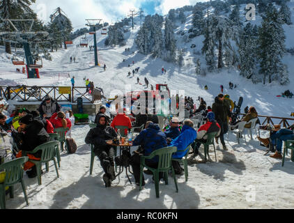 Gli sciatori e snow boarders godere di belle condizioni presso il Sun Valley ski resort sulle pendici del monte Olimpo in i Monti Troodos, Cipro. Foto Stock