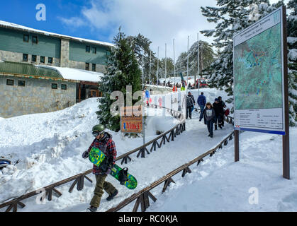 Gli sciatori e snow boarders godere di belle condizioni presso il Sun Valley ski resort sulle pendici del monte Olimpo in i Monti Troodos, Cipro. Foto Stock