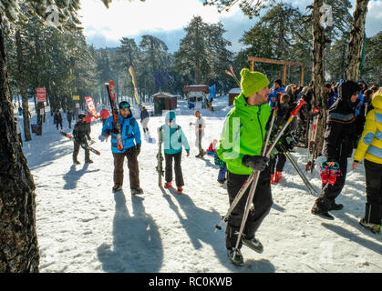 Gli sciatori e snow boarders godere di belle condizioni presso il Sun Valley ski resort sulle pendici del monte Olimpo in i Monti Troodos, Cipro. Foto Stock