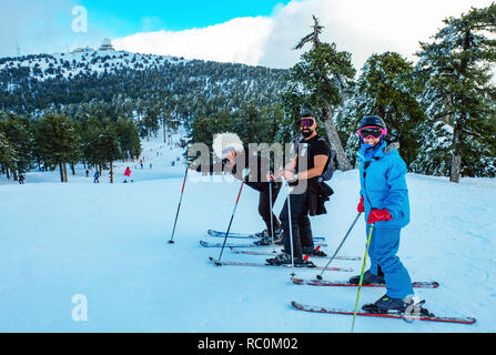 Gli sciatori e snow boarders godere di belle condizioni presso il Sun Valley ski resort sulle pendici del monte Olimpo in i Monti Troodos, Cipro. Foto Stock