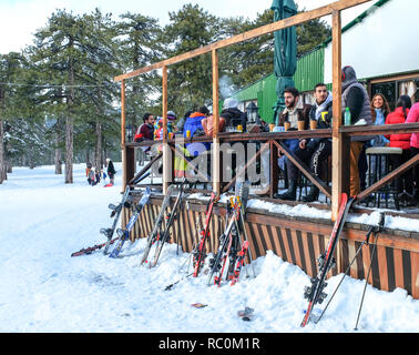 Gli sciatori e snow boarders godere di belle condizioni presso il Sun Valley ski resort sulle pendici del monte Olimpo in i Monti Troodos, Cipro. Foto Stock