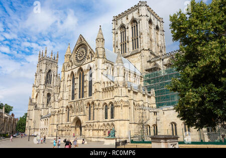 Transetto sud ingresso, York Minster, Deangate, York, North Yorkshire, Inghilterra, Regno Unito Foto Stock