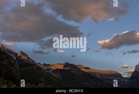 Nuvole rosa sopra deriva Logan pass nel tardo pomeriggio Foto Stock