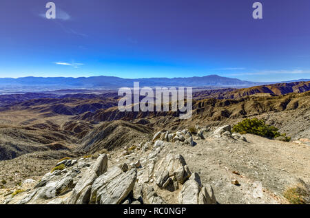 Si affacciano belle di San Bernardino montagne e Coachella Valley da Joshua Tree il più alto punto di vista, Vista tasti a Joshua Tree National Park, Rive Foto Stock