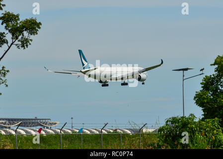 Bangkok, Vietnam - Sep 17, 2018. Un Airbus A350-1000 aeroplano di Cathay Pacific l'atterraggio all'Aeroporto Suvarnabhumi (BKK) a Bangkok, in Thailandia. Foto Stock