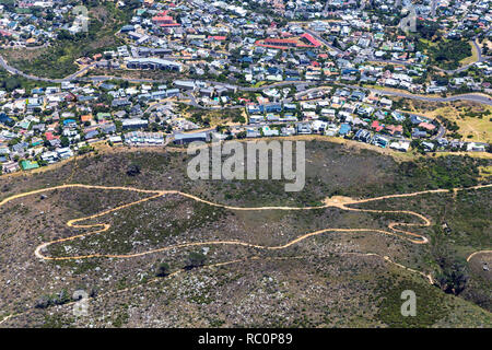 Top vista aerea di Cape Town sobborgo e una curva strada di montagna Foto Stock