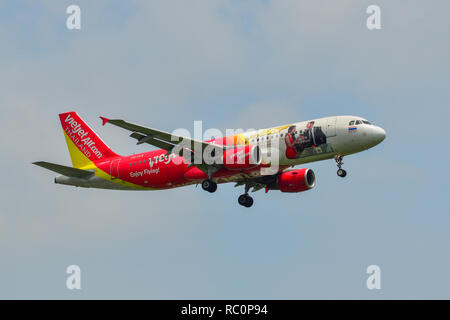 Bangkok, Vietnam - Sep 17, 2018. Un Airbus A320 aeroplano di aria Vietjet l'atterraggio all'Aeroporto Suvarnabhumi (BKK) a Bangkok, in Thailandia. Foto Stock