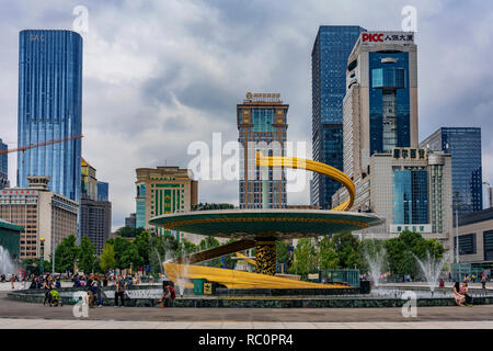 CHENGDU, Cina - 25 settembre: Vista della città moderna edifici a Tianfu Square nel centro cittadino di area su Settembre 25, 2018 a Chengdu Foto Stock