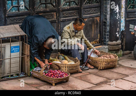 CHENGDU, Cina - 02 ottobre: street photography scena di locali per la vendita di frutta e verdura presso Luodai antica città su ottobre 02, 2018 a Chengdu Foto Stock