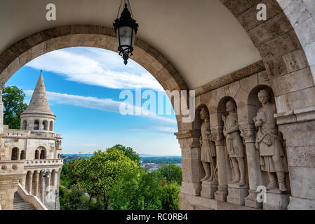 Statue di decorazione bastione dei pescatori a Budapest, Ungheria Foto Stock