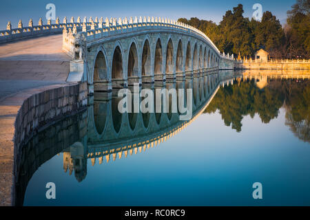 Il palazzo d'Estate (cinese: 頤和園), è un vasto complesso di laghi, giardini e palazzi di Pechino. Foto Stock