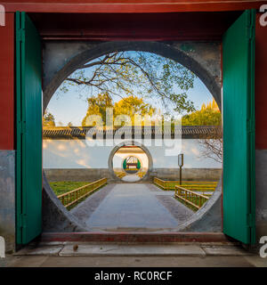 Il palazzo d'Estate (cinese: 頤和園), è un vasto complesso di laghi, giardini e palazzi di Pechino. Foto Stock