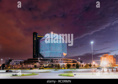 Minsk, Bielorussia. Edificio della Biblioteca nazionale in serata estiva l'orario del tramonto. Famoso punto di riferimento. Foto Stock