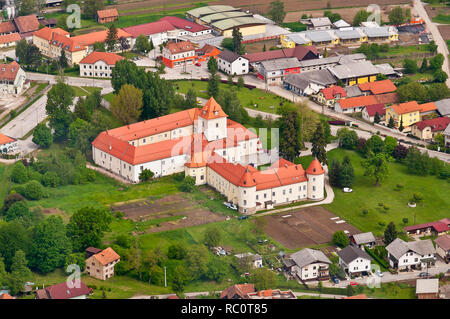 Castello medievale in un villaggio europeo comune, Gara Fram in Slovenia, vista aerea, Stiria inferiore vicino a Maribor Foto Stock