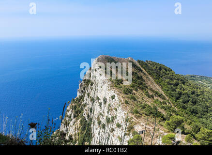 Spettacolare vista delle scogliere sul mare e la costa da Monte Solaro, Isola di Capri, Italia Foto Stock