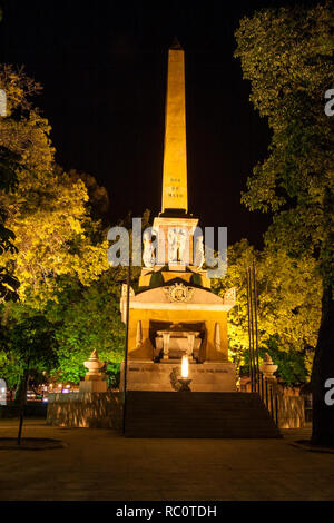 Madrid, Spagna - 02 Maggio 2008: Monumento ai Caduti per la Spagna o il Monumento a los Caidos por Espana o Obelisco sulla Plaza de la Lealtad a Madrid Spagna Foto Stock