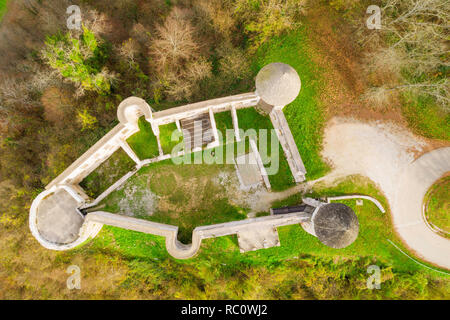 Croazia, Cittanova, Karlovac county, rovine dell antico borgo medievale Frankopan fortezza e il paesaggio di campagna, vista da fuco, dall'alto verso il basso Foto Stock