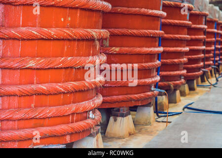 I barili di legno in una salsa di pesce fabbrica sull'isola di Phu Quoc. Foto Stock