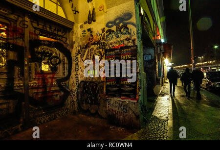 Paesaggio stradale dell'Oranienstraße di notte, Kreuzberg, Berlino, Germania, angolo coperto di graffiti e atmosfera notturna urbana Foto Stock