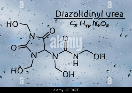 Modello strutturale di diazolidinil urea sul vetro con gocce di pioggia. Foto Stock