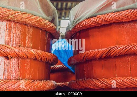 I barili di legno in una salsa di pesce fabbrica sull'isola di Phu Quoc. Foto Stock