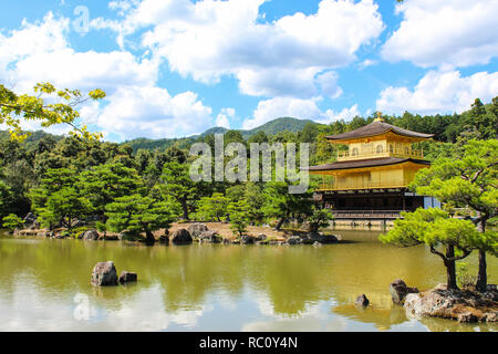 Il tempio d'oro, Kinkaku-ji, denominato ufficialmente Rokuon-ji è uno Zen tempio buddista a Kyoto, in Giappone. Foto Stock