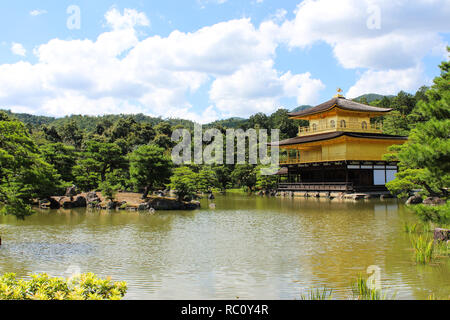 Il tempio d'oro, Kinkaku-ji, denominato ufficialmente Rokuon-ji è uno Zen tempio buddista a Kyoto, in Giappone. Foto Stock