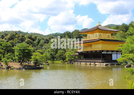 Il tempio d'oro, Kinkaku-ji, denominato ufficialmente Rokuon-ji è uno Zen tempio buddista a Kyoto, in Giappone. Foto Stock