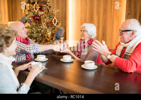 Congratulazioni lady senior per Natale Foto Stock