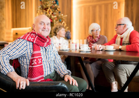 Felice paffuto uomo maturo in caldi sciarpa Foto Stock