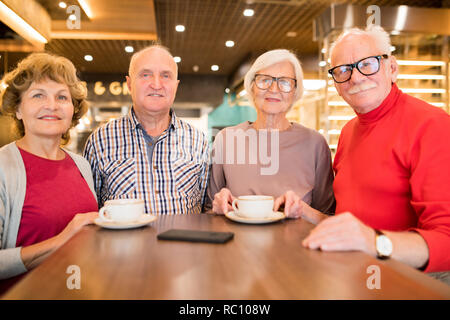 Gruppo di anziani in appoggio in coffee shop Foto Stock