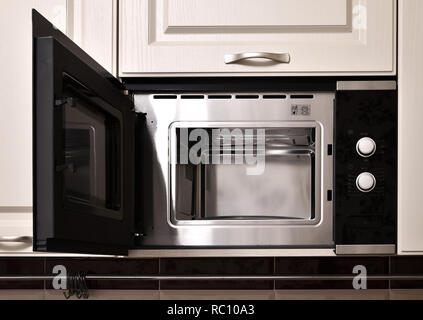 Forno a microonde nero con porta aperta, isolato su bianco Foto stock -  Alamy