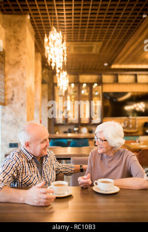 Allegro coppia senior dating in cafe Foto Stock